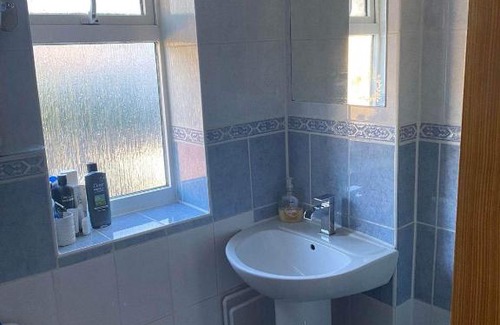 Alibon House | Family friendly large double room