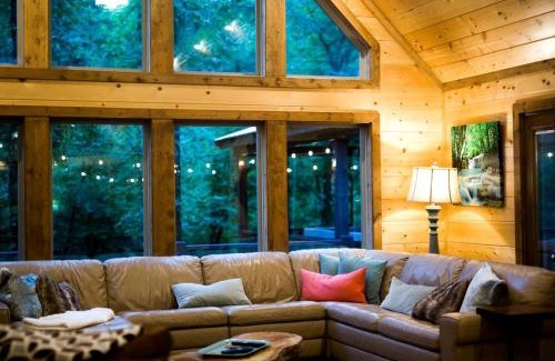 Broken Bow House | Family-Friendly Log Cabin near Beavers Bend State Park in Oklahoma's Ouachita Mountains