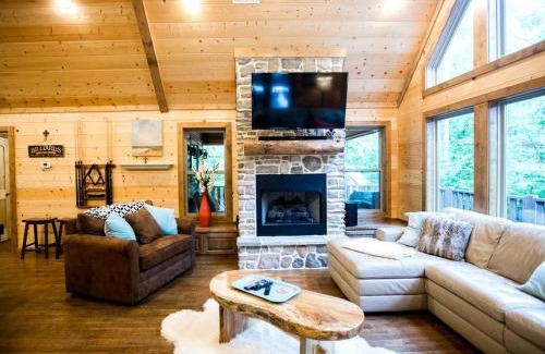 Broken Bow House | Family-Friendly Log Cabin near Beavers Bend State Park in Oklahoma's Ouachita Mountains