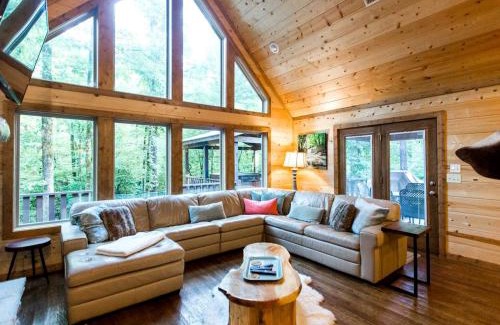 Broken Bow House | Family-Friendly Log Cabin near Beavers Bend State Park in Oklahoma's Ouachita Mountains