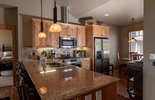 Powell Butte House | Family Friendly, luxurious cabin on the golf course