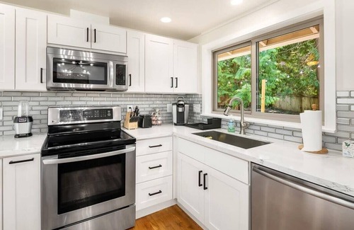 Mercer Island House | Family-Friendly Modern Home |Mercer Island|☀Garden