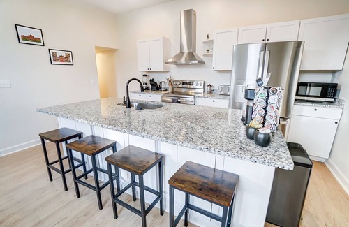 Norwood House | Family-friendly Modern Home in Cincy - Sleeps 10, Near Downtown, Prime Location
