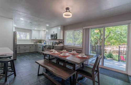 Golden House | Family Friendly Mountain Views- Hot Tub- Foosball