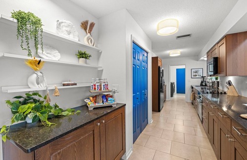 Clearwater House | Family-Friendly Oasis: 5BR~Sports Court~Large Heated Pool~Spa~PuttPutt~Game Room