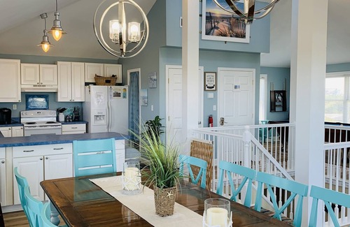 Waves House | Family-Friendly Oceanside Retreat Hot Tub Deck Sleeps 10