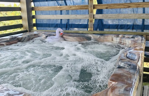 Waves House | Family-Friendly Oceanside Retreat Hot Tub Deck Sleeps 10