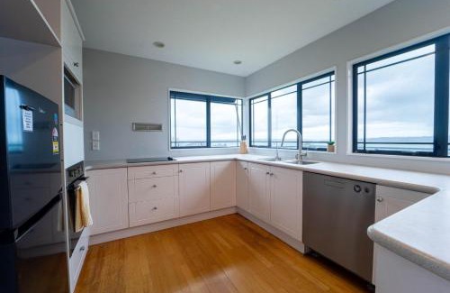 Northcote House | Family Friendly Oceanview Howick Home - Pets+