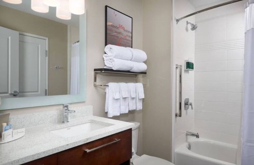 Lake Worth Hotel | Family-Friendly Queen Studio Near Six Flags Over Texas, Local Hotspots