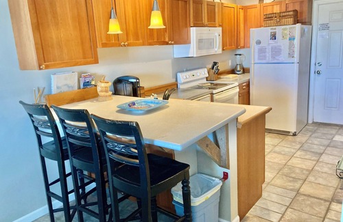 Ono Island Condo | Family Friendly & Quiet Riverside Condo with Pool & Fishing Piers