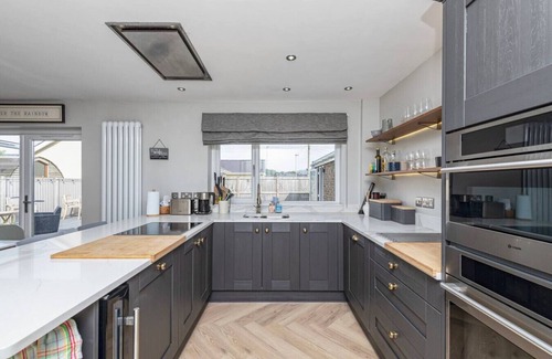 Morfa Bychan House | Family-Friendly Retreat between Beach & Mountains