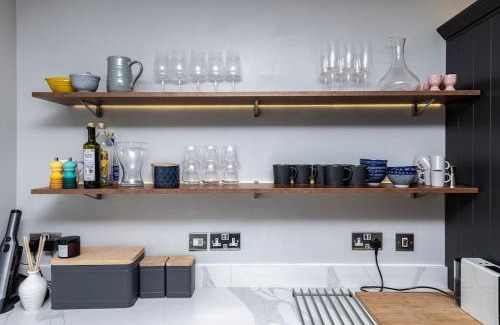 Morfa Bychan House | Family-Friendly Retreat between Beach & Mountains