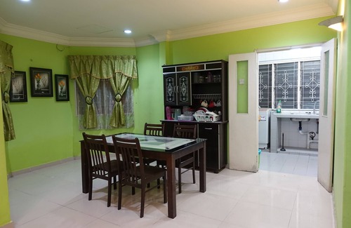 Taman Bangi House | Family-friendly semi detached 2.5 storey vacation home