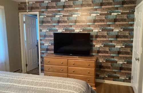 Dubuque House | Family friendly spacious with jacuzzi & fireplace!