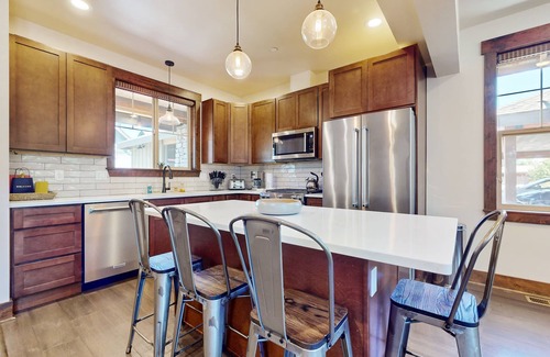 Cle Elum House | Family-friendly townhome with gas grill, fireplace, central AC and Wifi