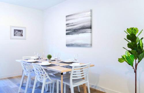 Golden Glades House | Family-Friendly Townhouse - Close to Beach