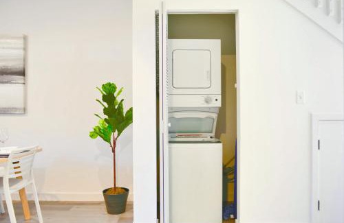 Golden Glades House | Family-Friendly Townhouse - Close to Beach