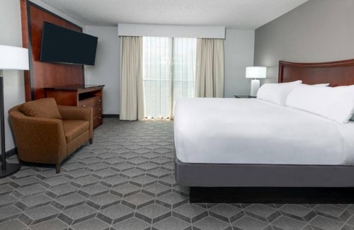 Park Central Hotel | Family-friendly Unit! Indoor Swimming Pool, FREE Parking! Close to Downtown!