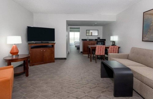Park Central Hotel | Family-friendly Unit! Indoor Swimming Pool, FREE Parking! Close to Downtown!