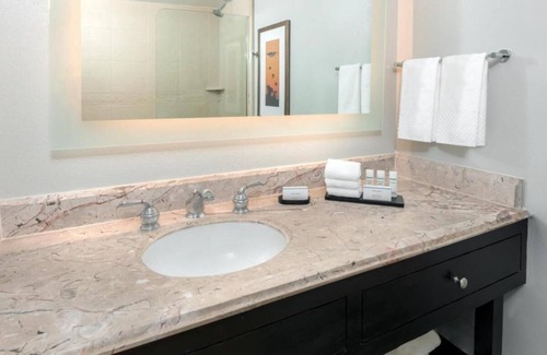 Park Central Hotel | Family-friendly Unit! Indoor Swimming Pool, FREE Parking! Close to Downtown!