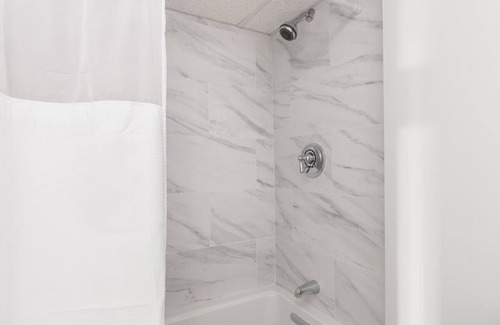 Beverly Hotel | Family-friendly Unit with Free Guest Parking and a Fully Equipped Kitchen