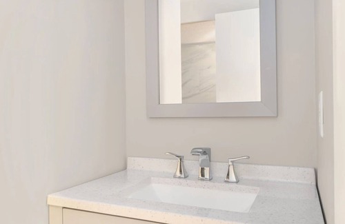 Beverly Hotel | Family-friendly Unit with Free Guest Parking and a Fully Equipped Kitchen