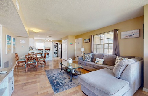 Dauphin Island Condo | Family-friendly, beachfront getaway w/a stainless kitchen & shared pool