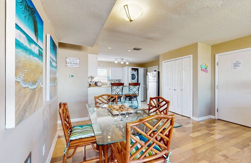 Dauphin Island Condo | Family-friendly, beachfront getaway w/a stainless kitchen & shared pool
