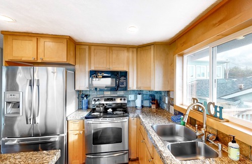 Gleneden Beach House | Family-friendly house w/ocean view & private hot tub - walk to beach, dogs OK