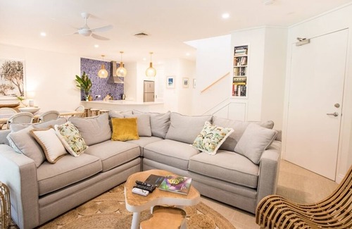 Port Douglas Villa | Family friendly Villa- Close to beach and playground. Large pool in complex. Relaxing coastal design