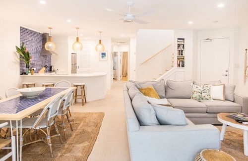 Port Douglas Villa | Family friendly Villa- Close to beach and playground. Large pool in complex. Relaxing coastal design