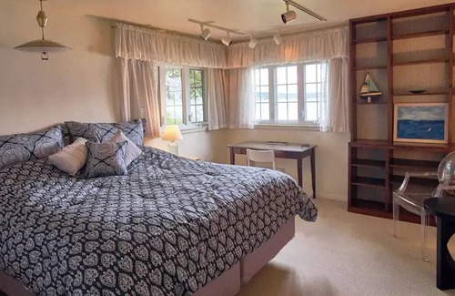 Suttons Bay House | family friendly waterfront homen