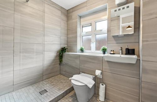 Surrey Docks Apartment | Family Friendly, Zone 2, 2 Beds, Overground