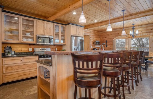 Kent Cabin | Family + Friends Escape! Kings beds | 7 Bedrms | 2 game rooms | hot tub