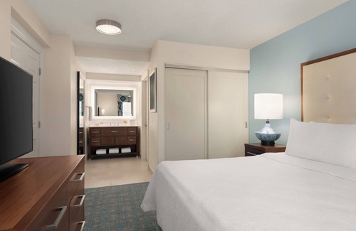 Villas Hotel | Family & Friends Getaway! 4 Comfortable Units, Close to CenturyLink Sports Complex!
