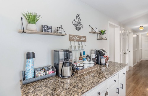 Dry Ridge House | Family Fun by the Ark Encounter, sleeps 11 w/Pool
