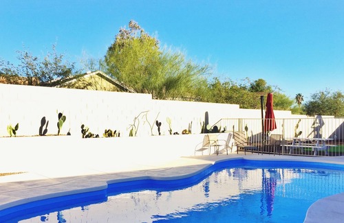 South Harrison House | Family Fun! Completely Remodeled! Pool, Putting Green, Play Set, Foosball, More!