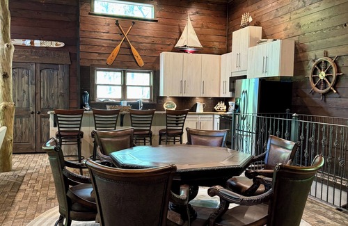 Eclectic House | Family Fun! Diving Board/Water Slide/Boat Bar/Beach/Jump Platforms/Green Lights