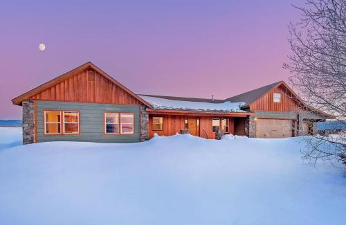 Victor House | Family Fun Fireplace & Huge Deck