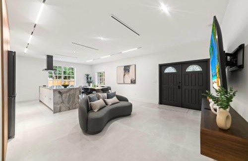 Miami Springs House | Family Fun Haven Pool, Mini Golf and More L78