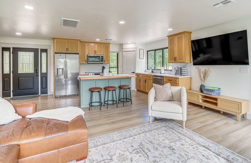 Hoyt House | Family Fun! Lake Eufaula Home w/Wraparound Deck