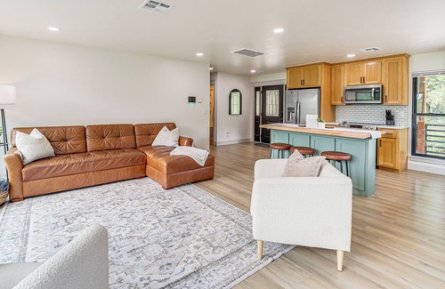 Hoyt House | Family Fun! Lake Eufaula Home w/Wraparound Deck