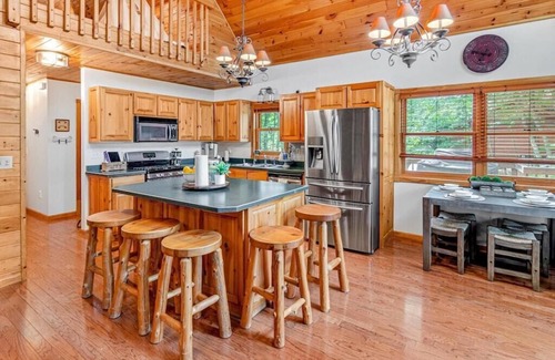 Spooner Cabin | Family fun on Big McKenzie Lake! Inquire for Summer 2025 availability!