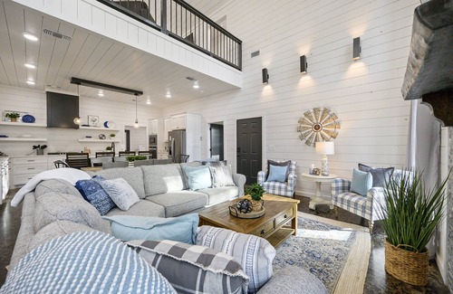 Hochatown Cabin | Family Fun! Private suites, garden games, fire pit & kids loft!