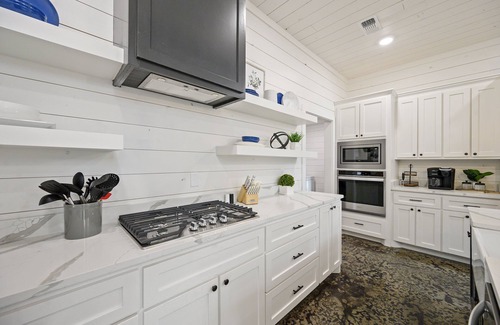 Hochatown Cabin | Family Fun! Private suites, garden games, fire pit & kids loft!