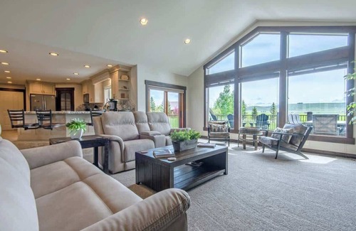 Tetonia House | Family Fun: Theater, Hot Tub, Pickleball, Games