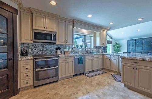 Tetonia House | Family Fun: Theater, Hot Tub, Pickleball, Games