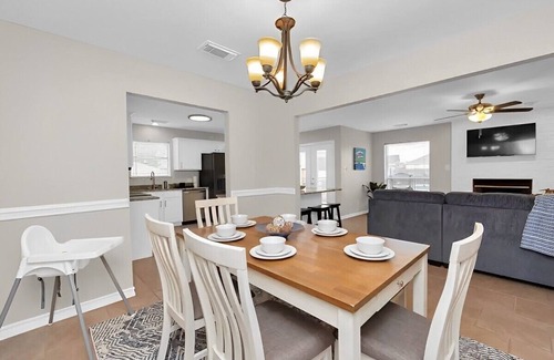 Willis House | Family Get Away-Lake Conroe Pool & Big Yard With King Bed