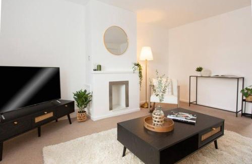 Edwalton Apartment | Family Getaway - 3BR Home & Driveway Parking