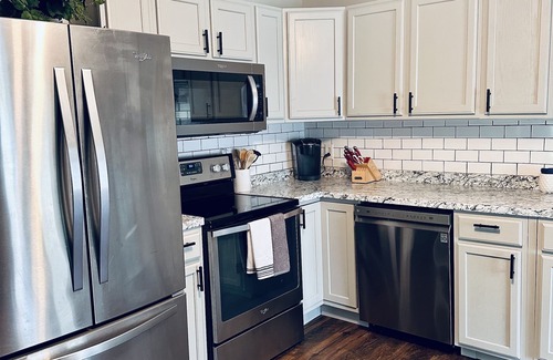Caledonia House | Family getaway beautiful wraparound porch sleeps 13+ near hiking and state parks